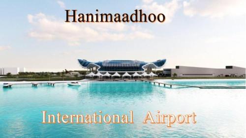 HanimaadhooBlue Rose Room Service的一座国际机场，其建筑物位于水中央