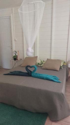 un grande letto con un serpente blu sopra di Villa Tilo a Sainte-Anne