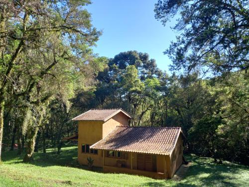 een klein huis in een veld met bomen bij Casa Terras de Minas in Gonçalves