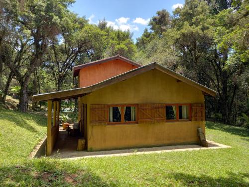 een klein huis in het midden van een veld bij Casa Terras de Minas in Gonçalves