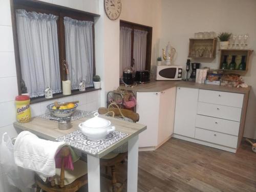 een keuken met een tafel met daarop een schaal fruit bij Ramon del Xalet in Ibars de Noguera