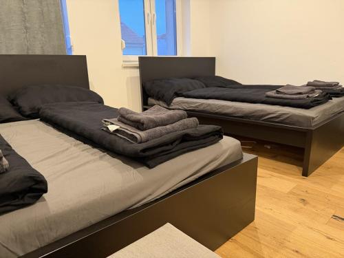 Postel nebo postele na pokoji v ubytování Cozy City Center Designer Apartment for 10 People