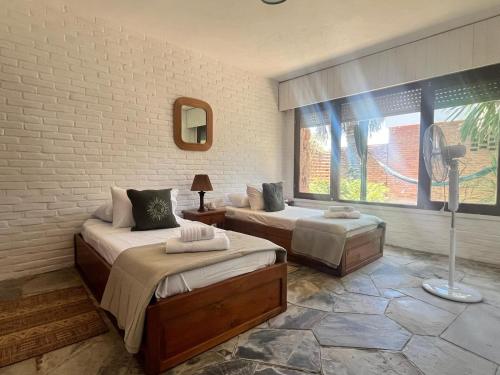 En eller flere senge i et værelse på Itamar Lodge