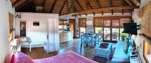 ein Wohnzimmer mit Küche und Esszimmer in der Unterkunft Cabañas Las Achiras in Punta Del Diablo