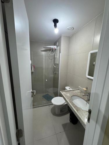 een badkamer met een douche, een toilet en een wastafel bij Rooftop Carneirinho in Tamandaré