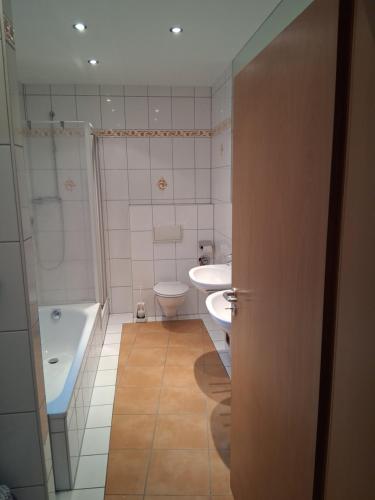 een badkamer met een bad, een wastafel en een toilet bij Apartment - östlicher Stadtteil in Kaiserslautern