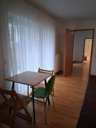 een eetkamer met een tafel en stoelen en een deur bij Apartment - östlicher Stadtteil in Kaiserslautern