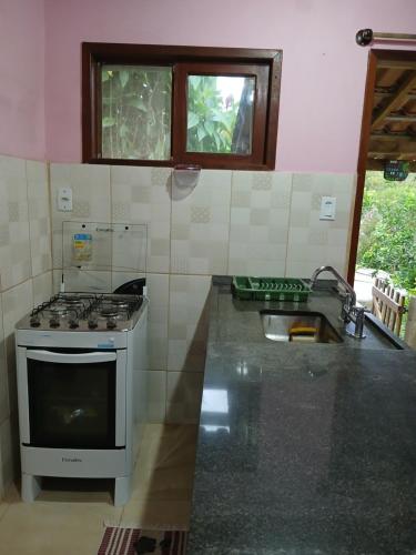 een keuken met een fornuis en een aanrechtblad bij Casa Amarela in Bocaina de Minas