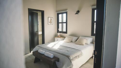 een slaapkamer met een groot wit bed en een raam bij Ambar Posada Boutique in Aiguá