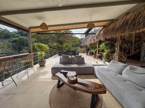 een patio met 2 banken en een tafel en stoelen bij Silencio Verde in Atenas