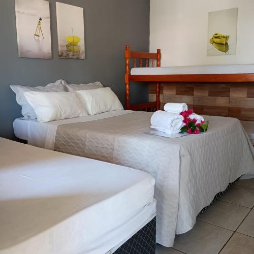 En eller flere senge i et værelse på Dharma Pousada