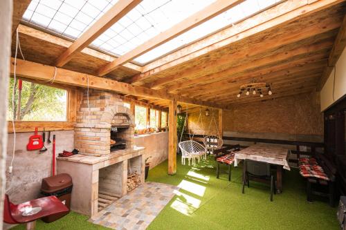 een grote kamer met een bakstenen oven en een tafel bij Casa Dracea in Comarnic