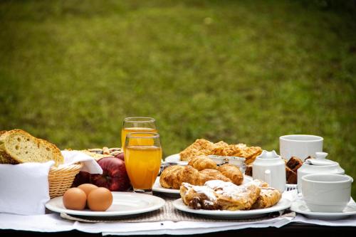 una tavola con piatti di cibo e succo d'arancia di Piges Hotel a Gliki