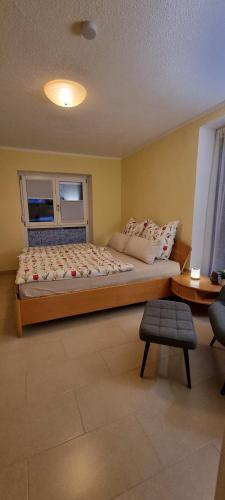 een slaapkamer met een groot bed in een kamer bij Ferienwohnung Bachklang Oberprechtal in Elzach