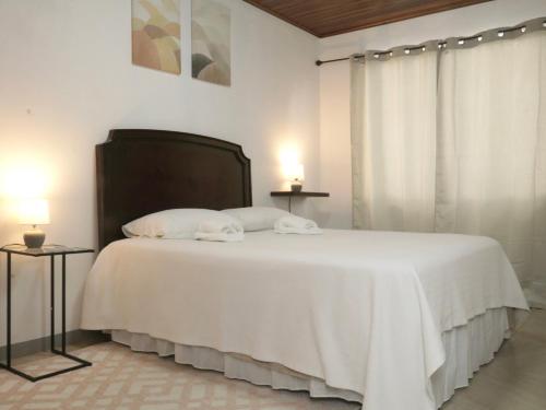 Postel nebo postele na pokoji v ubytování PURA VIDA AIRPORT STAY FREE SHUTTLe