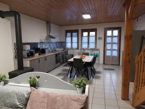 - une cuisine et une salle à manger avec une baignoire et une table dans l'établissement Country apartment, à Orgelet