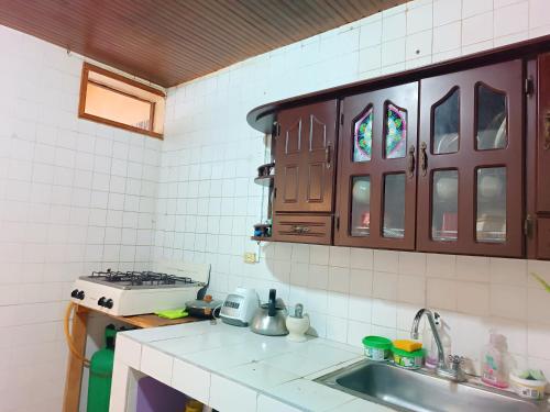 Nhà bếp/bếp nhỏ tại HABITACIÓN AMPLIA cerca de senda del CARNAVAL
