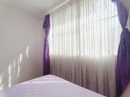 Giường trong phòng chung tại HABITACIÓN AMPLIA cerca de senda del CARNAVAL