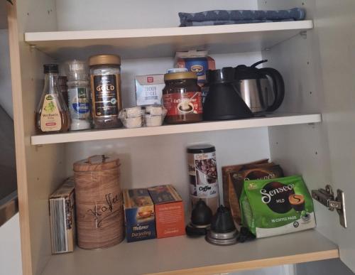 een keukenpantry met levensmiddelen op de planken bij Parva Domus in Xanten