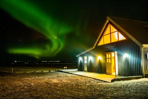 Ein Gebäude mit der Aurora im Himmel in der Unterkunft Helja Stay Glamping Domes in Hella