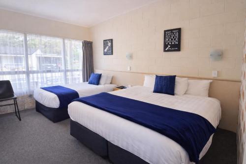 En eller flere senge i et værelse på Tower Road Motel