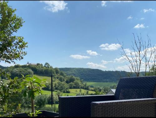 - une vue sur les collines depuis le toit d'une maison dans l'établissement spa de nage et jacuzzi à Séverac d'Aveyron, à Sévérac d' Aveyron
