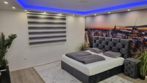 une chambre avec un lit et un tableau au mur dans l'établissement Istočno Sarajevo, à Sarajevo