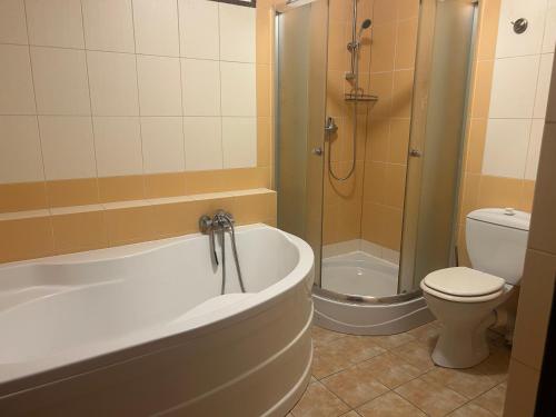 un bagno con vasca, WC e doccia di O W Dab a Ustroń