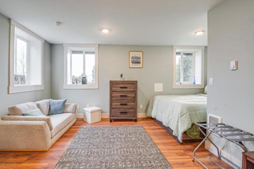 ein Schlafzimmer mit einem Bett und einer Couch in der Unterkunft 4 Blocks to Riverwalk Updated Astoria Studio in Tongue Point Village