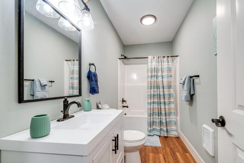 ein weißes Badezimmer mit Waschbecken und Toilette in der Unterkunft 4 Blocks to Riverwalk Updated Astoria Studio in Tongue Point Village