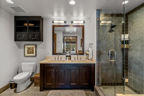 Et badeværelse på Edgemont 2305 - Luxury Ski-in Ski-out Condo