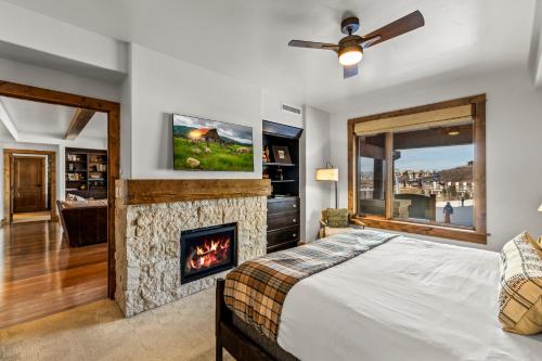 En eller flere senge i et værelse på Edgemont 2305 - Luxury Ski-in Ski-out Condo