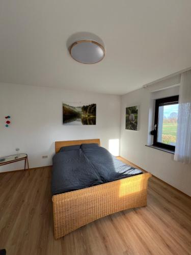 une chambre avec un lit dans une pièce avec une fenêtre dans l'établissement Wohnung nahe dem Neandertal, à Mettmann