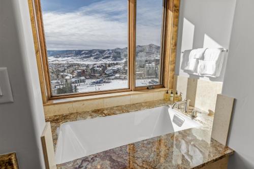 Et badeværelse på Edgemont 2401 - Luxury Ski-in Ski-out Condo
