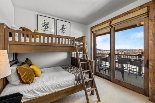 En eller flere senge i et værelse på Edgemont 2401 - Luxury Ski-in Ski-out Condo