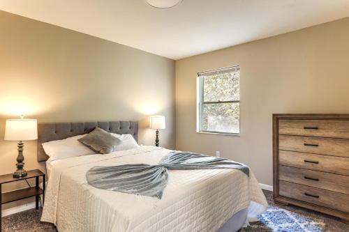 En eller flere senge i et værelse på 6 Mi to Downtown Cincy Group-Friendly Townhome!