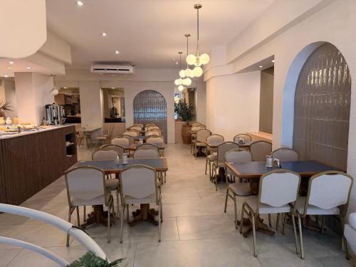 un ristorante con tavoli e sedie in una stanza di Hotel Dion a Mar del Plata