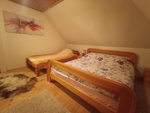 una camera con 2 letti a castello in mansarda di Vlasic Relax a Vlasic