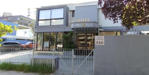 een hotelgebouw met een bord ervoor bij Hotel Thayer in Santiago