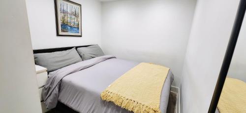 een slaapkamer met een bed en een schilderij aan de muur bij Small Private Studio at Kitsilano Beach in Vancouver