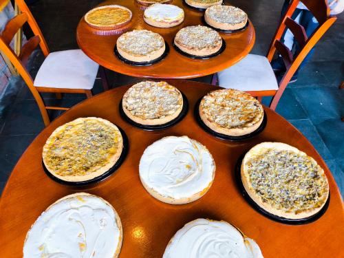 een tafel vol met verschillende soorten taarten bij Cabañas Santa Maria Pucon in Pucón