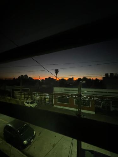 un'auto parcheggiata in un parcheggio al tramonto di WildeBook a Wilde