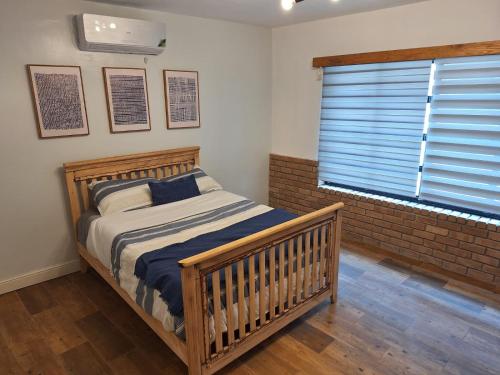 Postel nebo postele na pokoji v ubytování Modern Industrial Artsy Apt Remodel Secure