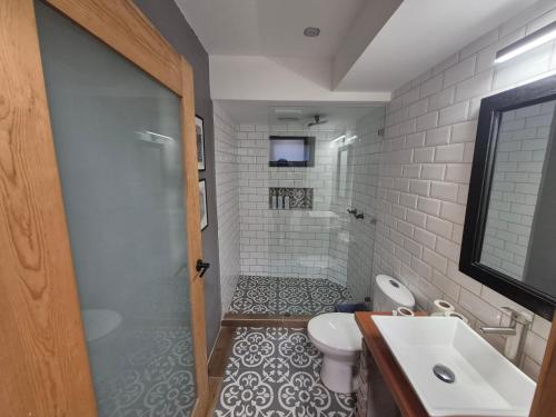 Koupelna v ubytování Modern Industrial Artsy Apt Remodel Secure