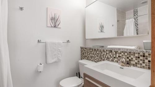 Koupelna v ubytování Landing Beautiful 1BD Pool Gym