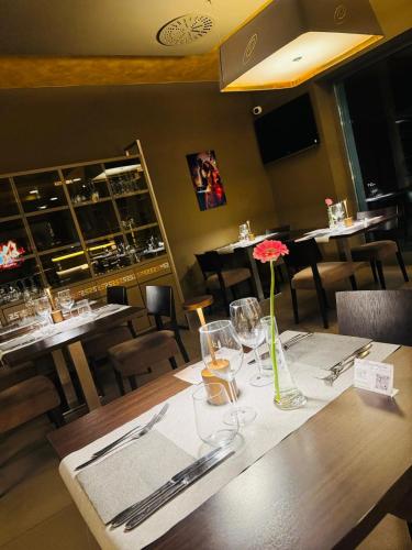 un ristorante con un tavolo con un vaso di fiori sopra di Hotel La Conchiglia a Romano di Lombardia