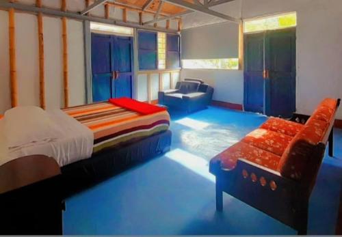 En eller flere senge i et værelse på Hostal Casa Pijao