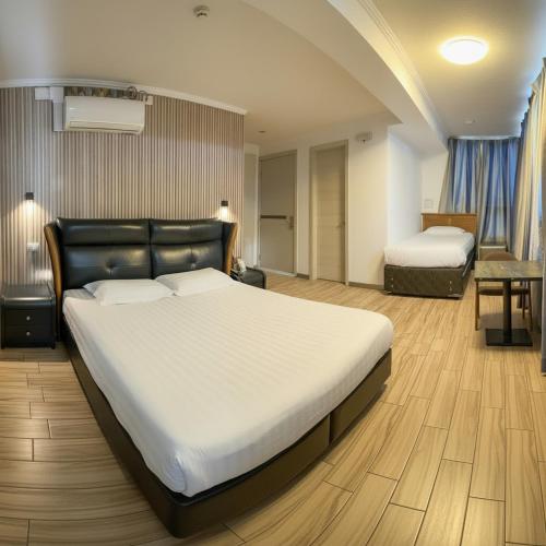 a large bedroom with a large bed and a desk at Hotel Boutique Holitel in Santiago