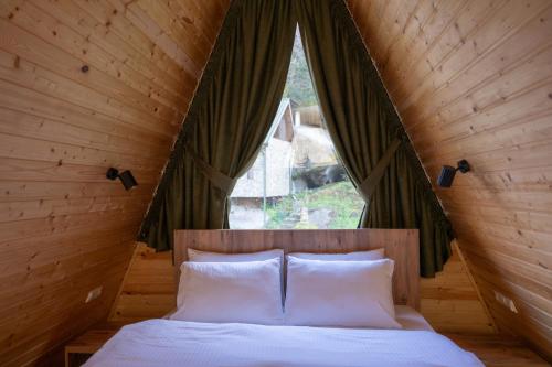 Postel nebo postele na pokoji v ubytování Machakhela inn - Winery and Resort