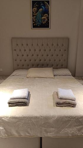 une chambre avec un lit avec deux serviettes dessus dans l'établissement Central Relax Apartment, à Encarnación